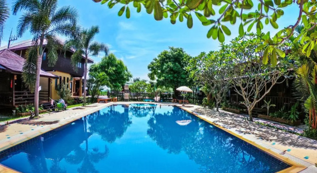 Двухместный номер Standard с видом на бассейн Home At Chan Resort