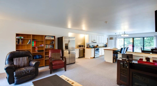 76mbr - Wifi - Pets Ok - Hot Tub - Sleeps 9 4 Bedroom Home, Buchen Sie Ferienhaus Villen in Glacier, Villa