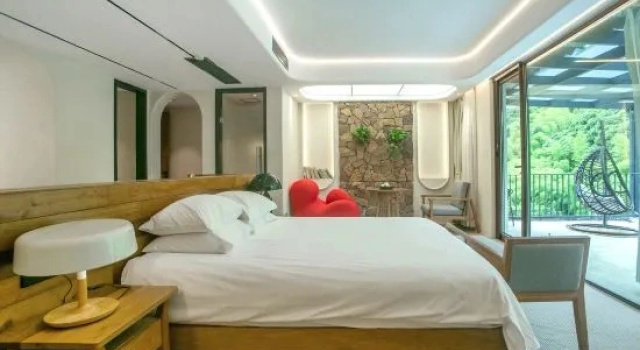 Двухместный люкс с видом на горы Kaichen Puju Hot Spring Village Resort Hotel
