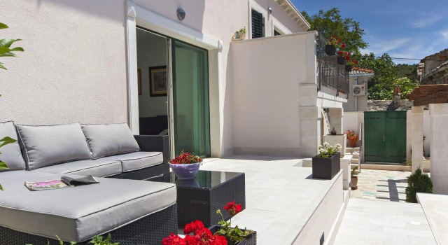 Modern Villa in Povlja With Pool, Prenota Villa Hotel a Croatian Islands con parcheggio, Parcheggio