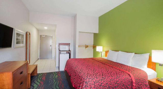 Двухместный номер Mobility Accessible Days Inn & Suites by Wyndham Fort Myers Near JetBlue Park
