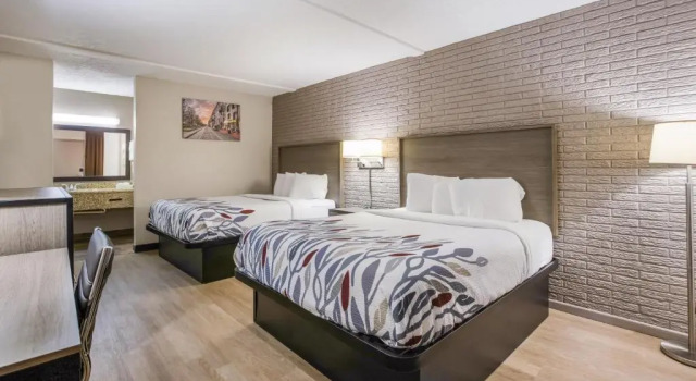Четырёхместный номер Deluxe Red Roof Inn Savannah - Richmond Hill I-95