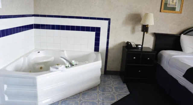 Двухместный люкс Deluxe Travelodge by Wyndham Milwaukee