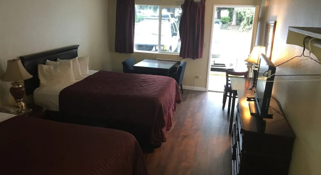 Четырёхместный номер Standard Smokey Point Motor Inn