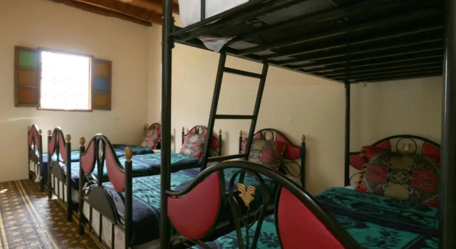 Кровать в общем номере Tamatert Guest House