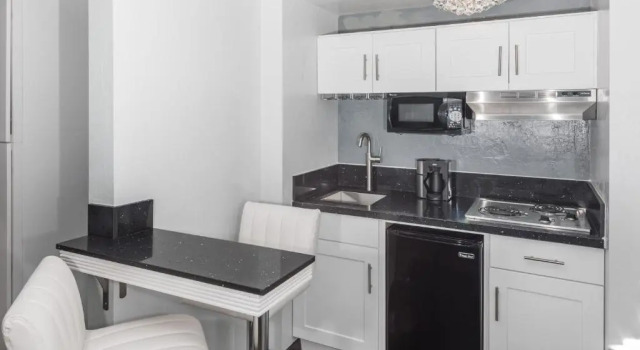Четырёхместный номер Standard Lions Gate Hotel