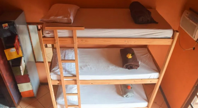 Кровать в общем номере (женский номер) Leos Clan Beach Hostel
