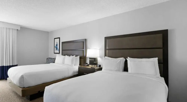 Четырёхместный номер Standard с балконом и с видом на сад DoubleTree by Hilton Palm Beach Gardens
