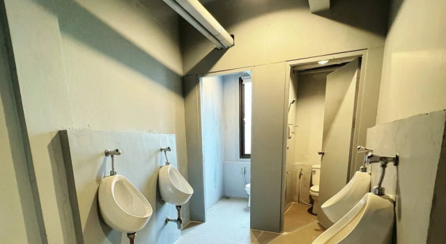 Кровать в общем номере Sukhum Huai Khwang Guest House