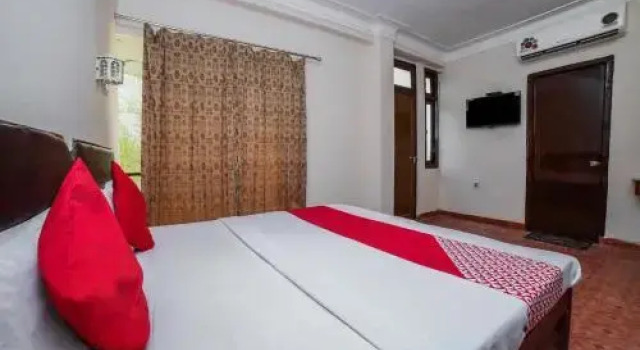 OYO 15512 Hotel Shivalaya, Забронировать Отель Гвалиор штат Мадхья-Прадеш