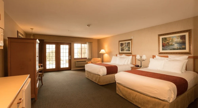 Четырёхместный номер Standard Lakeside Lodge and Suites