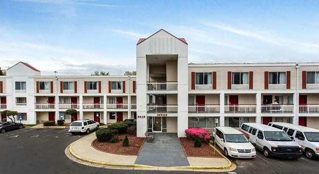 Studios & Suites 4 Less Charlotte, Забронировать Отель Отели Шарлотте с парковкой, Парковка