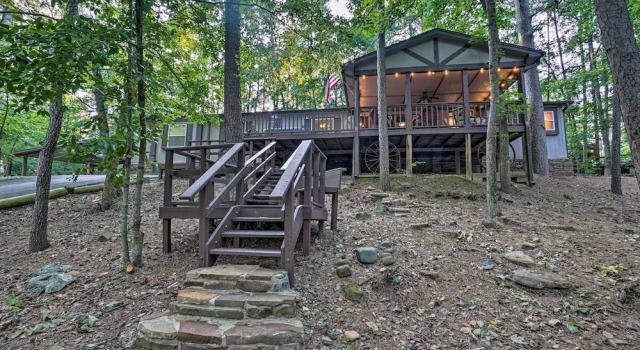 Коттедж с 4 комнатами с балконом Broken Bow Oasis: Hot Tub, Fire Pit & Patio
