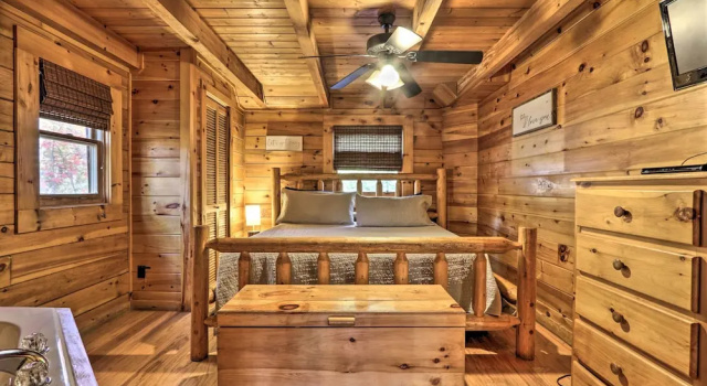 Коттедж c 1 комнатой Smoky Mountain Log Cabin: 7 Mi to Gatlinburg!