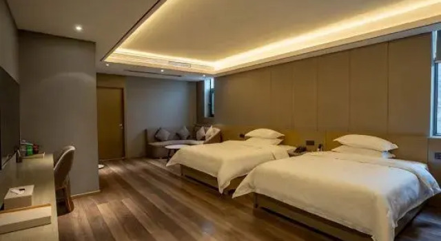 Люкс с видом на внутренний двор Joyeux Hotel