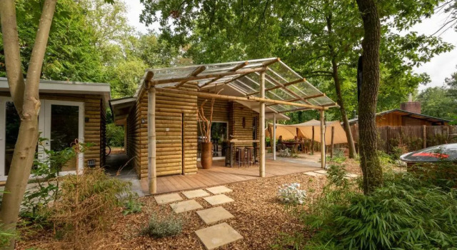 ZEN-Bungalow NO 4 met sauna en hottub, Rezervasyon Otel Rheezerveen 