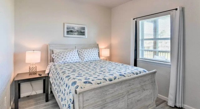 Near Ocean: Surfside Beach Gem w/ Deck & Views!, Book Lejlighed Hoteller i Surfside Beach med parkering, Parkering