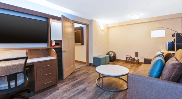Двухместный полулюкс EVEN Hotel Ann Arbor S - University Area by IHG