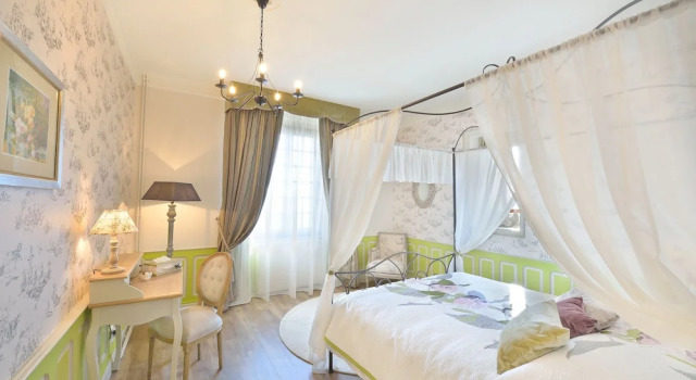 Chambres Dhôtes au Château de Vernières, Rezerwuj Hotel Hotele w Talizat z parkingiem, Parking