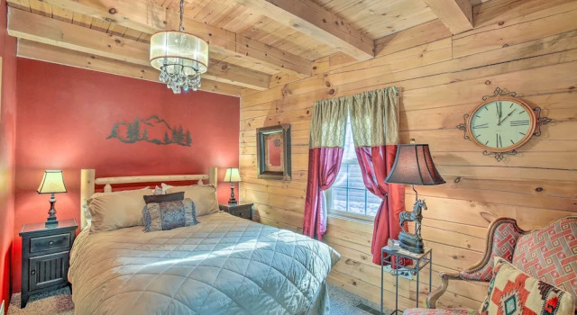 Resort Cabin w/ Fire Pit: Golf, Hike and Play!, Varaa Lomakeskus Lomahotellit kohteessa Michigan, Lomakeskus