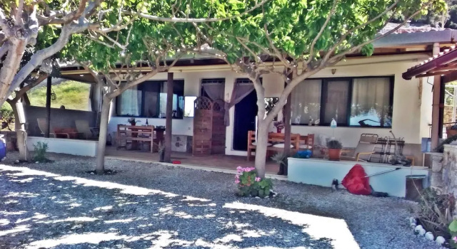 Коттедж c 1 комнатой с балконом apartment over the sea Private place to swim