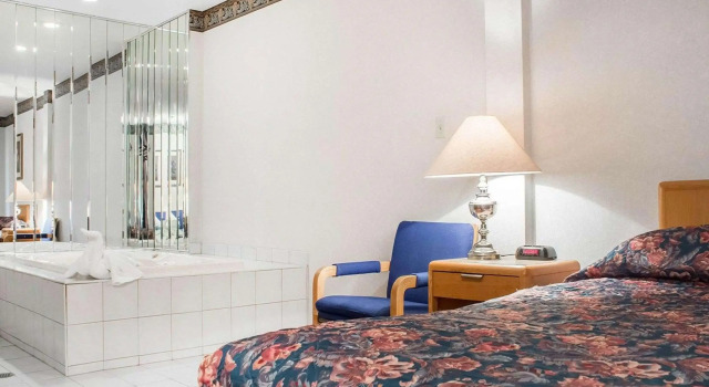 Econo Lodge By the Falls, Забронировать Отель Отели Ниагара Фолс с парковкой, рядом с Крытый аквапарк Фоллсвью, Парковка