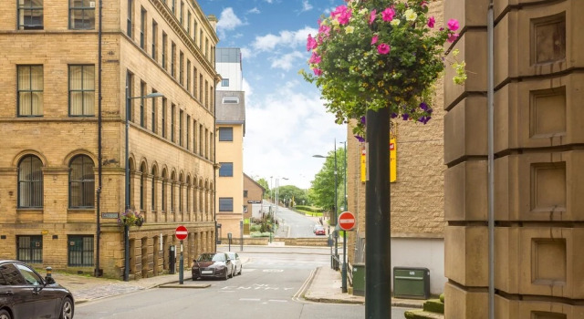Snug Holiday Home in Bradford With Balcony, Забронировать Отель Отели Англии 3 звезды, 3*