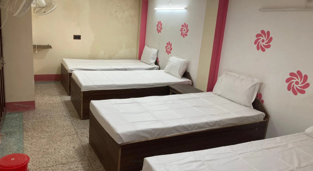 Кровать в общем номере Ganga Guest House