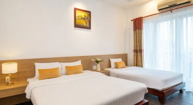 Трёхместный номер Deluxe с балконом Shine Hue Hotel 2
