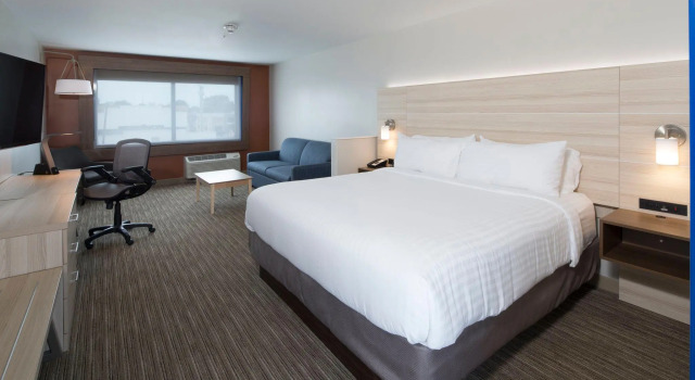 Двухместный люкс Holiday Inn Express Hotel & Suites Bay City by IHG