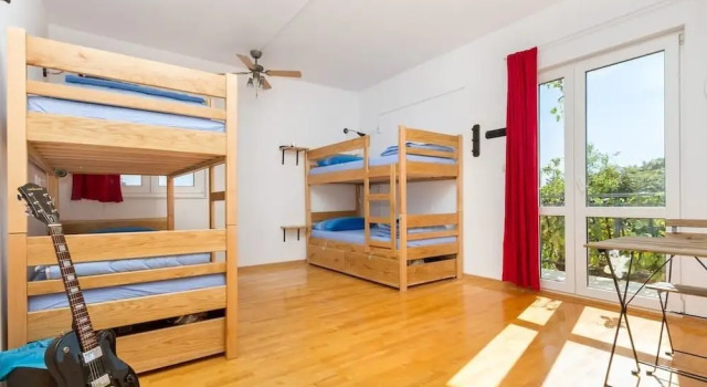 Кровать в общем номере (женский номер) с балконом и с видом на море Hostel Oktarin