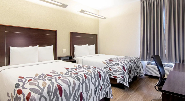 Четырёхместный номер Deluxe Red Roof Inn Locust Grove