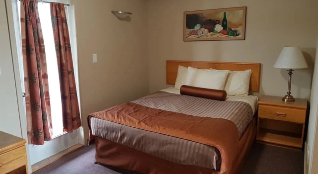 Двухместный люкс с балконом Avalon Inn