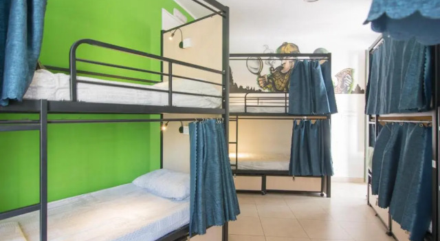 Кровать в общем номере No Limit Hostel Graffiti