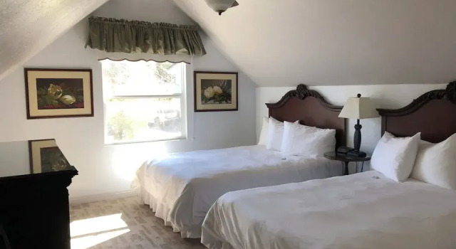 Номер Deluxe с видом на озеро Bay Meadows Resort