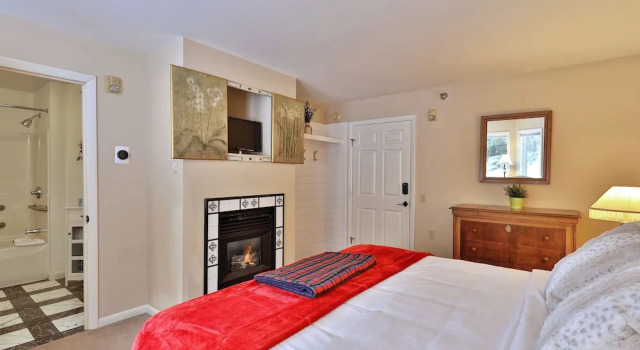 The Birch Ridge: American Classic Room #7 - King Suite In Killington. Hot Tub. 1 Bedroom Home, Забронировать Дом для отпуска Коттеджи Киллингтон, Коттедж