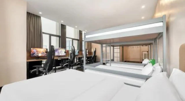 Кровать в общем номере LEO Lio E-Sports Hotel (Keqiao Town Yintai)