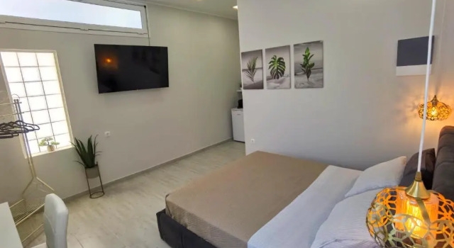 Elia Room & Garden II (new entry)