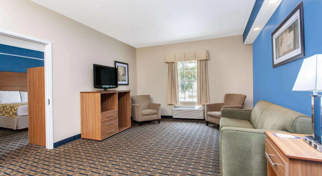 Двухместный люкс c 1 комнатой Baymont by Wyndham Jacksonville/Butler Blvd