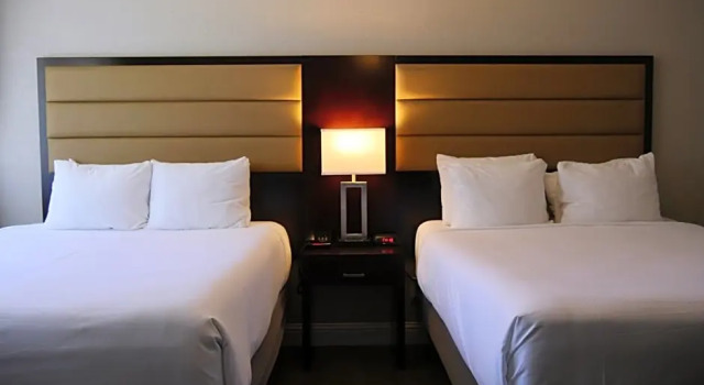 Четырёхместный номер Deluxe Inn at Highway 1