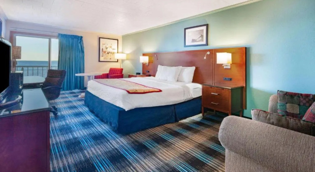 Номер Standard с балконом и с видом на озеро Days Inn & Suites by Wyndham St. Ignace Lakefront