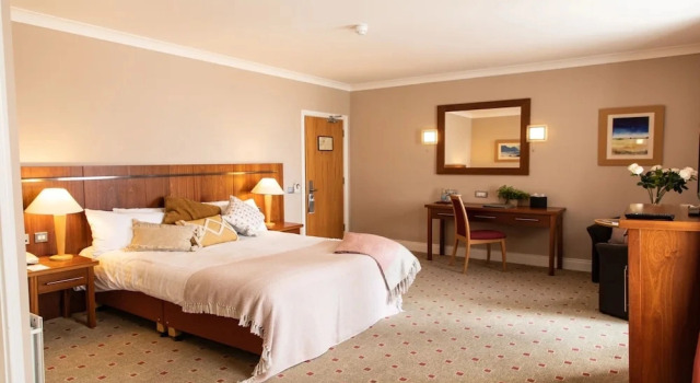 Одноместный люкс с 2 комнатами Lahinch Coast Hotel and Suites