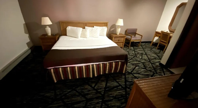 Двухместный люкс Woodland Inn & Suites