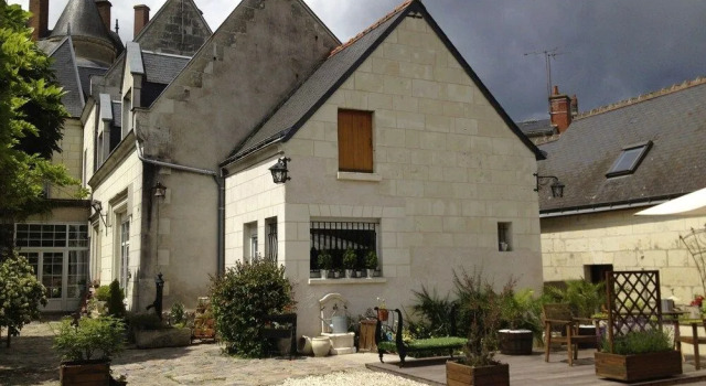 L'Ange est rêveur, Book Hotel  