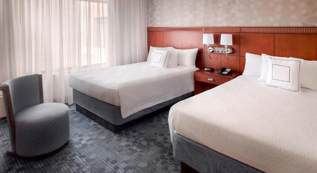 Четырёхместный люкс c 1 комнатой Courtyard By Marriott Hartford Windsor Airport