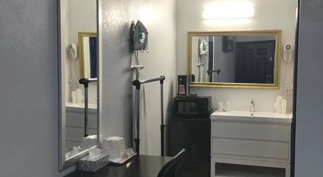 Люкс Deluxe Budget Inn & Suites