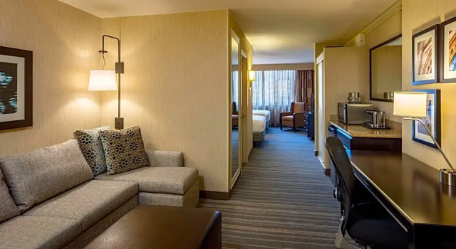 Двухместный люкс c 1 комнатой DoubleTree Suites by Hilton Minneapolis Downtown