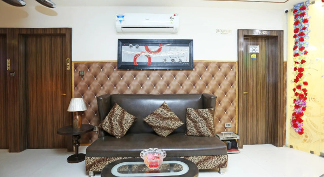 OYO 8183 Hotel Sandal Wood