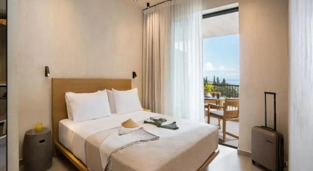 Люкс с балконом Pnoes Luxury Suites