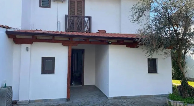 Private Beach Front Maisonette 3 Bedroom Mikiverna, Rezervovat Rekreační dům  